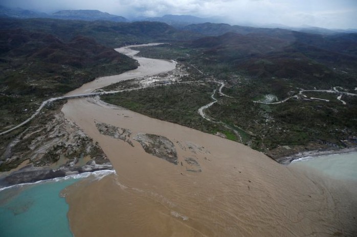 
Nước sông dâng cao tràn bờ tại Jérémie. Ảnh: Reuters
