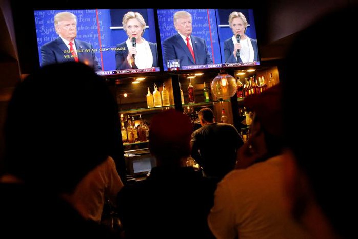 
Tập trung theo dõi tranh luận tại một câu lạc bộ ở Manhattan, New York. Ảnh: Reuters

