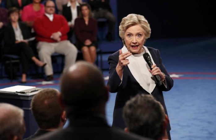 
Bà Clinton ăn miếng trả miếng với đối thủ. Ảnh: Reuters
