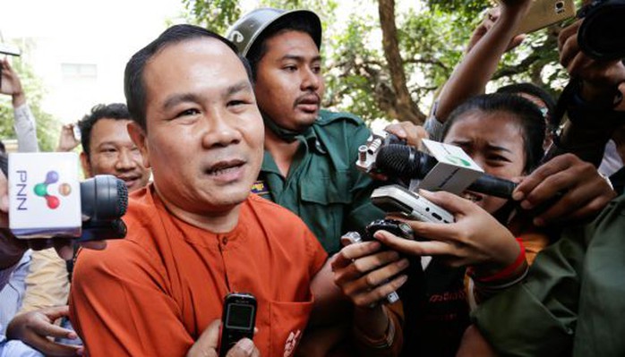 
Ông Un bị áp giải tới phiên toà ở Phnom Penh hồi tháng 5. Ảnh: PHNOM PENH POST

