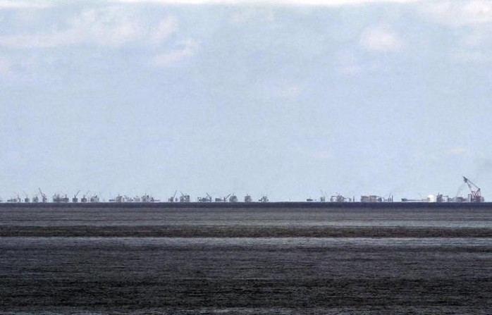 
Những hoạt động cải tạo đất trái phép của Trung Quốc trên đá Subi nhìn từ đảo Thị Tứ tại biển Đông vào ngày 11-5-2015. Ảnh: Reuters.
