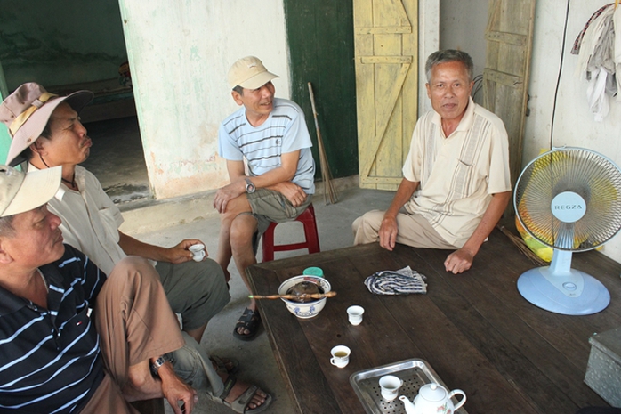 
Ông Tiện (ngoài cùng bên phải) kể lại kí ức săn hung thần.
