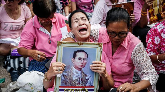 
Người dân Thái Lan cầu nguyện cho nhà vua suốt nhiều ngày qua. Ảnh: The Times
