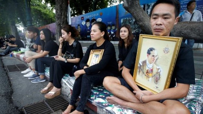 Hầu hết người dân Bangkok mặc trang phục đen hôm 14-10. Ảnh: Reuters