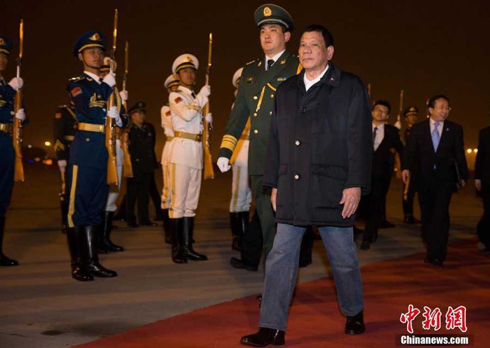 
Ông Duterte đến Trung Quốc đêm 18-10. Ảnh: Chinanews
