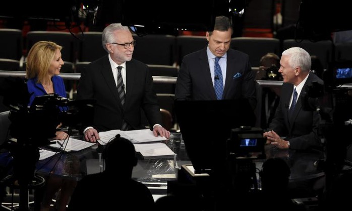 Ứng viên phó tổng thống Mỹ của đảng Cộng hòa, ông Mike Pence (phải) trò chuyện với các phóng viên CNN trước cuộc tranh luận. Ảnh: REUTERS