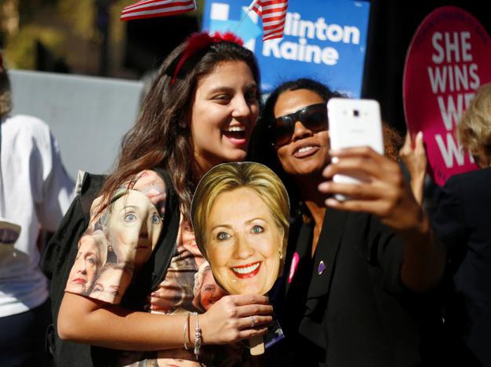 Người ủng hộ bà Clinton. Ảnh: Reuters