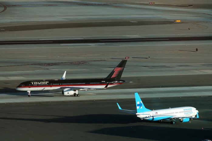 Máy bay chở ông Trump và bà Clinton đáp xuống Las Vegas gần như cùng lúc hôm 18-10. Ảnh: Reuters