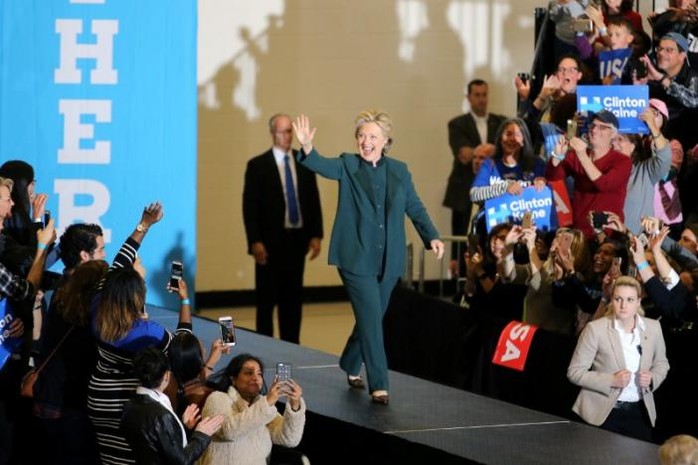 
Bà Clinton đi vận động ở bang Ohio tối 21-10. Ảnh: Reuters
