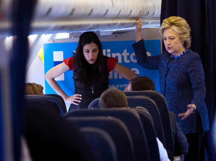 
Huma Abedin (trái) và bà Hillary Clinton trên máy bay của chiến dịch tranh cử hôm 28-10. Ảnh: New York Times
