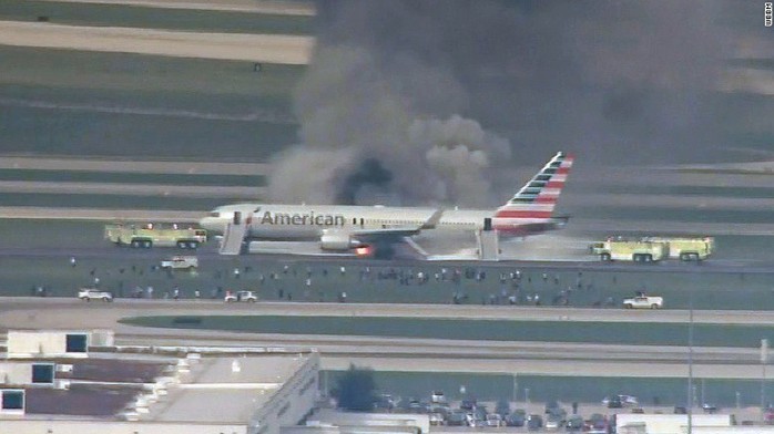 
Chiếc Boeing 767 gặp vấn đề với động cơ bên phải gây cháy và khó đen bao trùm. Ảnh: CNN
