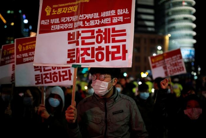 
Hàng ngàn người Hàn Quốc biểu tình ở Seoul tối 29-10. Ảnh: Reuters

