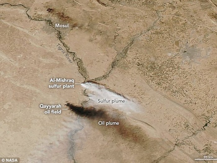 
Khói sulfur (trắng xám) và khói do đốt mỏ dầu (đen) đang gây hại cho sức khỏe người dân trong khu vực. Ảnh: NASA
