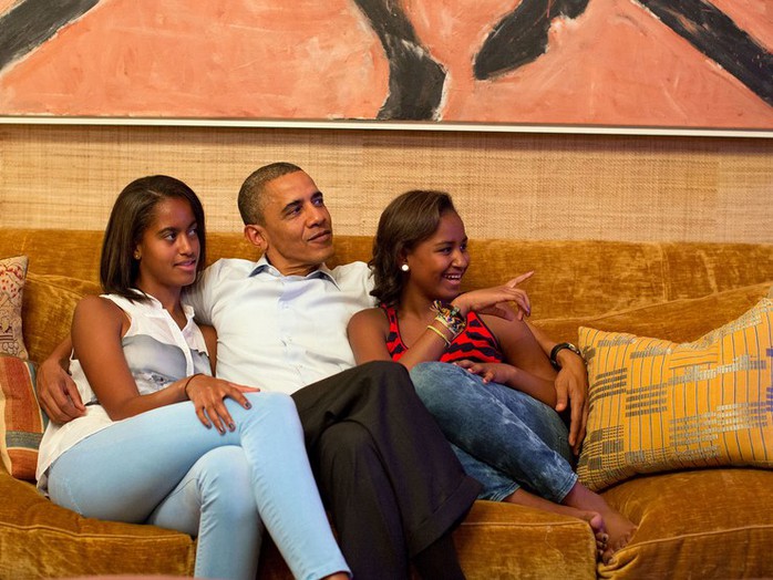 
Tổng thống Obama và hai con gái, Maria (trái) và Sasha, trong Phòng Hiệp ước. Ảnh: Architectural Digest
