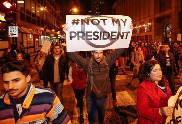
Đoàn người phản đối ông Trump ở TP Chicago, bang Illinois hôm 9-11. Ảnh: Reuters.
