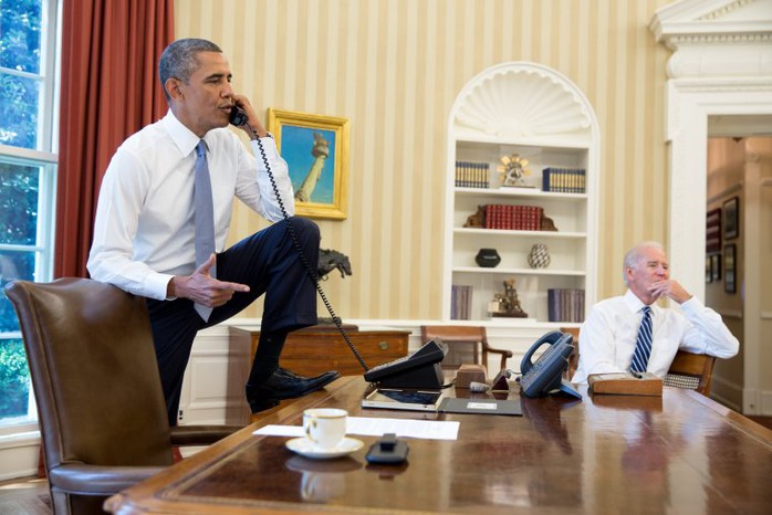 
Ông Obama nói chuyện điện thoại với Chủ tịch Hạ viện (khi đó) John Boehner trong khi ông Biden ngồi nghe trong phòng Bầu dục. Ảnh chụp ngày 31-8-2013: NHÀ TRẮNG
