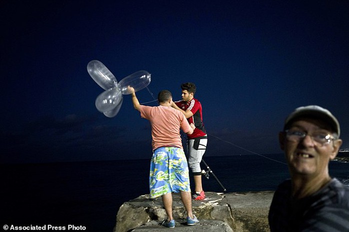 
Cách câu cá với bao cao su đang trở nên phổ biến ở Cuba. Ảnh: AP
