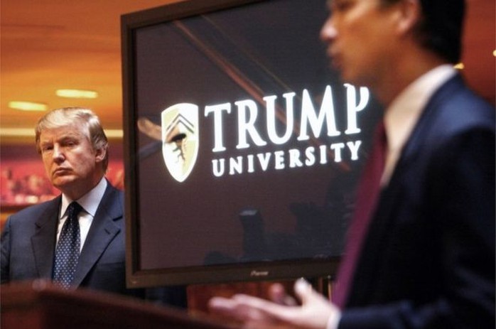 
Ông Trump theo dõi Chủ tịch ĐH Trump - ông Michael Sexton phát biểu tại sự kiện ra mắt đại học này năm 2005. Ảnh: AP
