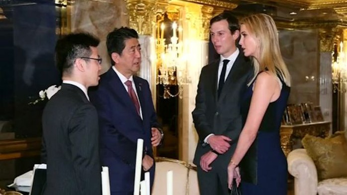 
Vợ chồng Ivanka Trump (phải) trao đổi với Thủ tướng Nhật Bản Abe. Ảnh: SMH
