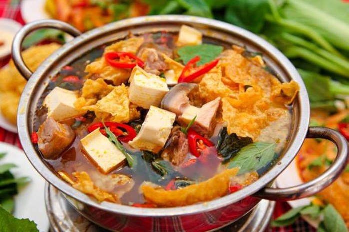 Thực khách xuýt xoa bên cạnh nồi lẩu Việt thơm ngon ngọt nước