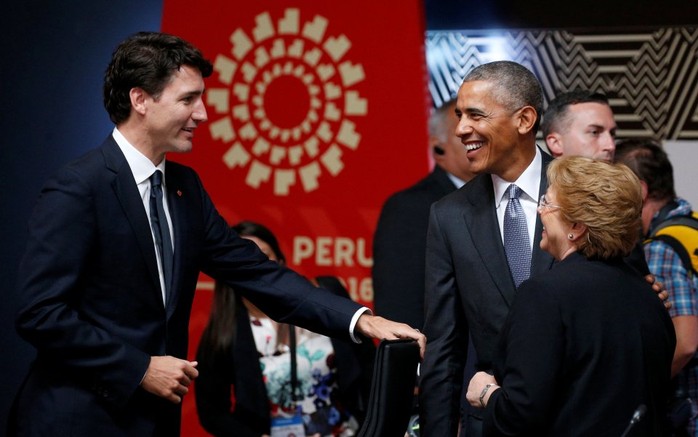 Cuộc nói chuyện giữa ông Obama và Thủ tướng Canada Justin Trudeau có vẻ thoải mái hơn. Ảnh: Reuters