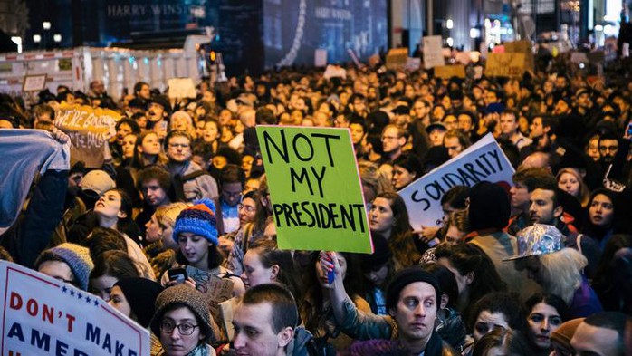 Người biểu tình ở New York phản đối kết quả ông Trump đắc cử tổng thống Mỹ. Ảnh: EPA
