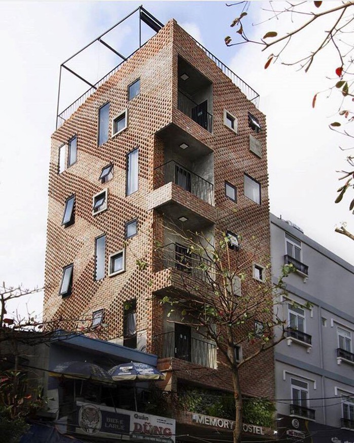 Memory Hostel nằm ở đường Trần Quốc Toản, có vị trí đẹp, ở trung tâm thành phố, cách sông Hàn 800 m. Toàn bộ tòa nhà được ốp gạch nung với gam màu đất bắt mắt. Ảnh: Phanvantrantuan.