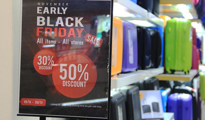 Hàng loạt các cửa hàng kinh doanh hưởng ứng Black Friday. Ảnh: Thái Nguyễn.