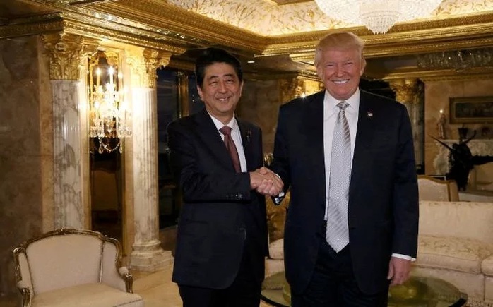 
Ông Trump gặp Thủ tướng Nhật Abe hôm 17-11. Ảnh: Reuters
