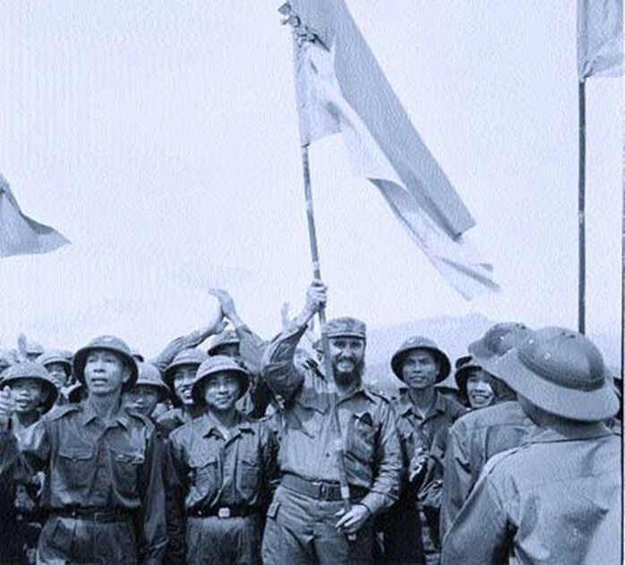 
Fidel Castro vẫy cờ của các chiến sĩ Mặt trận giải phóng miền Nam Việt
Nam. Ảnh: VNA
