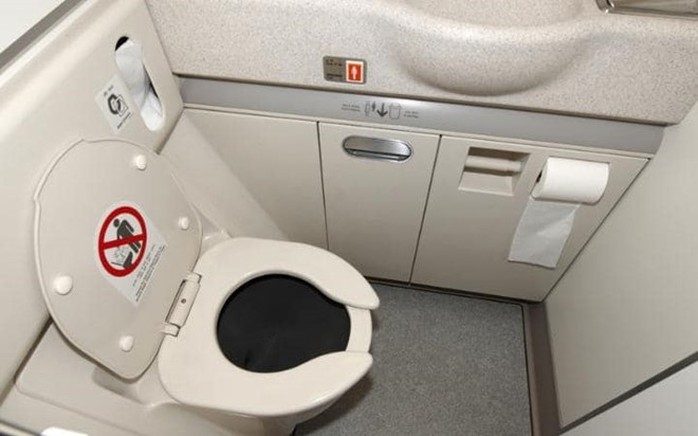 Cách mà ngành hàng không xử lý chất thải trong WC máy bay cũng là một bí ẩn với rất nhiều người.
