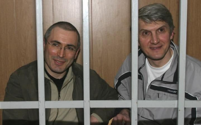 
Ông Platon Lebedev (phải) và tỉ phú Khodorkovsky tại một phiên tòa. Ảnh: Telegraph
