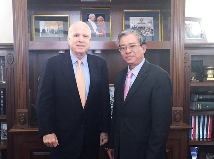 
Đại sứ Phạm Quang Vinh trong cuộc gặp gỡ Thượng nghị sỹ Mỹ John McCain - Ảnh: TTXVN
