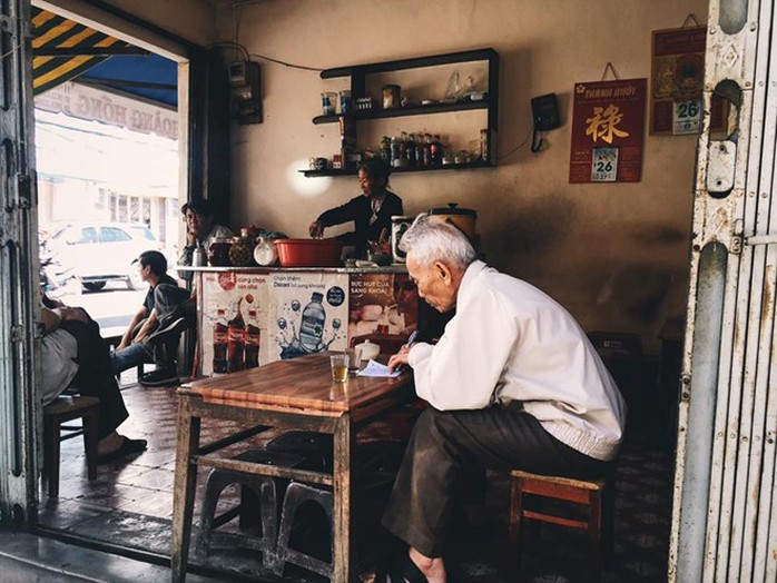 Khách của quán không ai vội vàng.