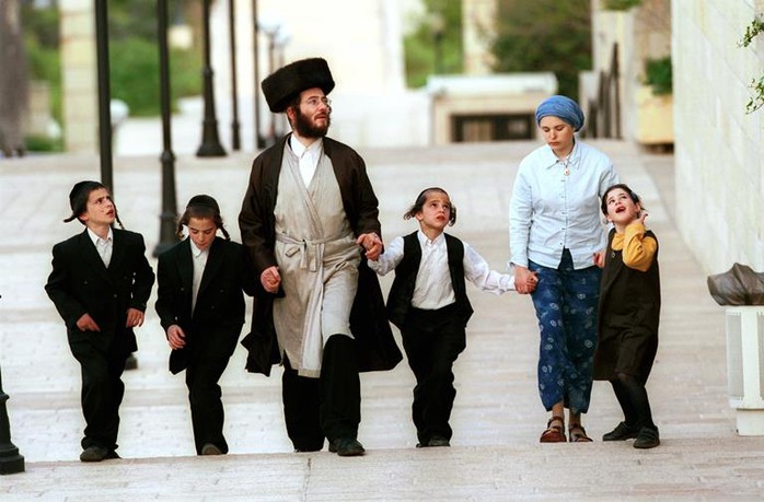 
Người Do Thái coi cha mẹ chính là những người thầy đầu tiên dạy con cách giao tiếp.
