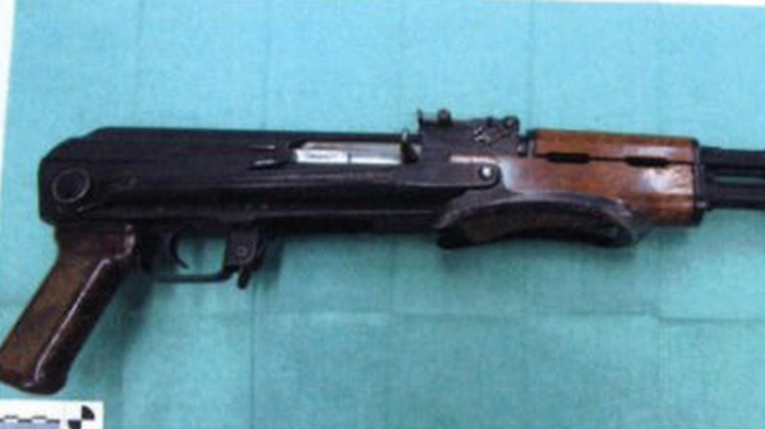 
Khẩu AK-47 thu được tại nhà nghi phạm. Ảnh: OPEN BAAR MINISTERIE
