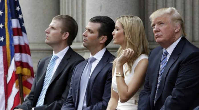 Ông Trump (bìa trái) cùng các thành viên trong gia đình. Ảnh: Reuters