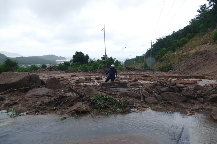 
Nhiều tuyến đường ở huyện Ninh Hải bị sạt lở nặng, làm tê liệt giao thông
