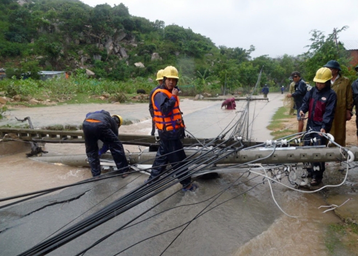 
Gió giật làm một số trụ điện ở huyện Ninh Hải bị gãy đổ
