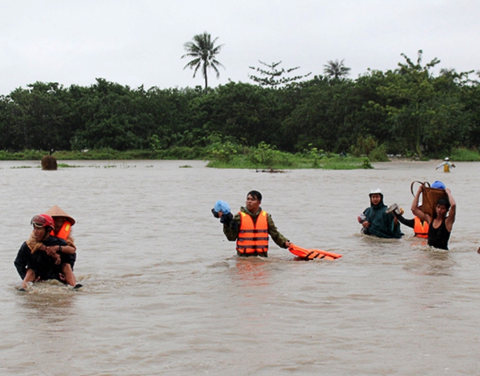 
Lực lượng cứu hộ giúp người dân ở huyện Thuận Bắc sơ tán, tránh lũ quét nguy hiểm
