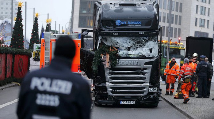 
Chiếc xe tải đã lao vào khu chợ giáng sinh ở Berlin hôm 19-12. Ảnh: Reuters
