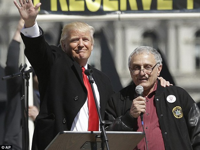 Ông Carl Paladino (phải) là đồng chủ tịch chiến dịch tranh cử của ông Donald Trump ở New York. Ảnh: AP