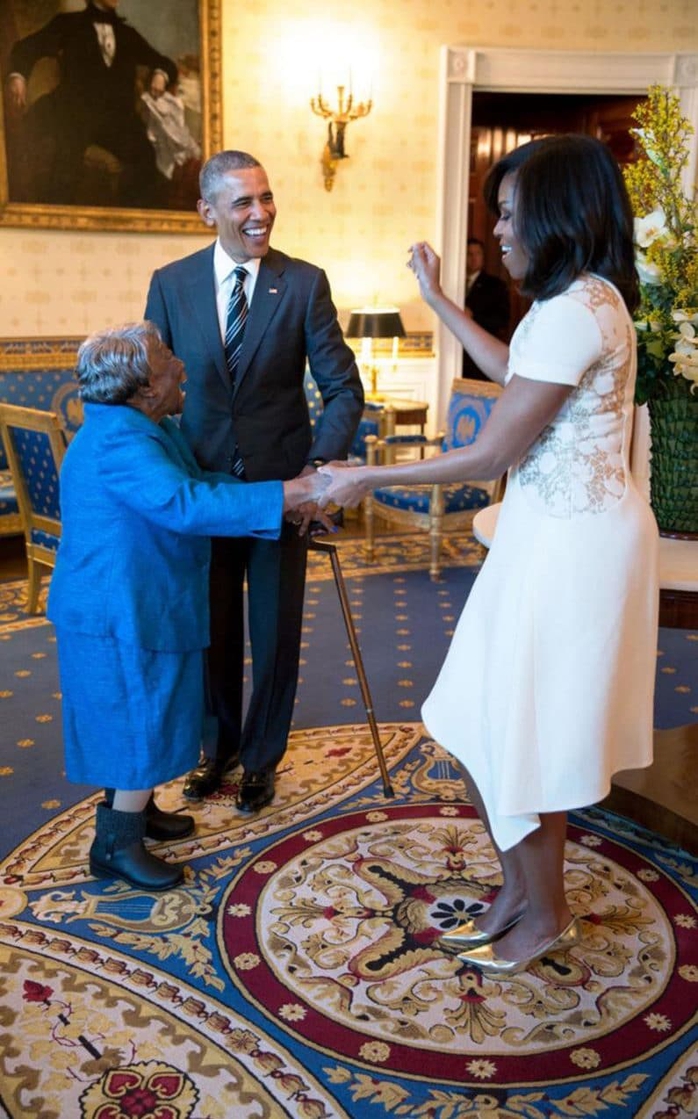
Ông bà Obama khiêu vũ với cụ bà 106 tuổi Virginia McLaurin, người đến thăm Nhà Trắng
