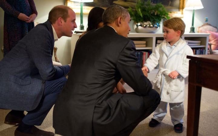 
Tổng thống Mỹ bắt tay hoàng tử bé nước Anh George tối 22-4, khi ông có chuyến thăm Anh. Cú bắt tay diễn ra trước khi cậu bé... đi ngủ
