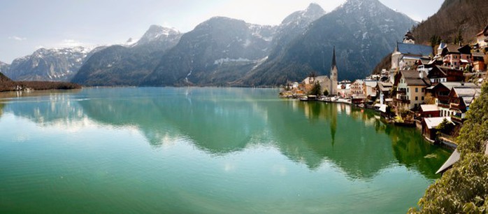 Vẻ đẹp của thị trấn Hallstatt tương phản với không gian đáng sợ trong ngôi nhà xương. Ảnh: Getty.