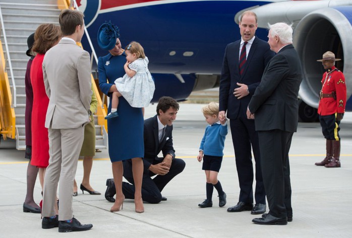 
Thủ tướng Canada Justin Trudeau làm quen Hoàng tử George. Ảnh: THE CANADIAN PRESS
