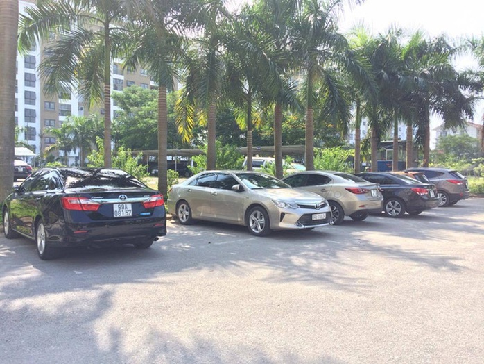 Các dòng xe cao cấp khác như Camry, Fortuner, Tenna cũng xuất hiện rất nhiều trong khu đô thị dành cho người thu nhập thấp này.