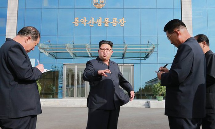 
Quan chức y tế chăm lo cho nhà lãnh đạo Triều Tiên Kim Jong-un đào tẩu sang Hàn Quốc. Ảnh: TÂN HOA XÃ
