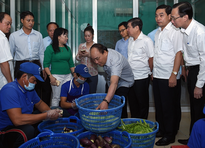 Thủ tướng xuống tận nơi chế biến thực phẩm của cơ sở Tú Anh. Ảnh: VGP/Quang Hiếu