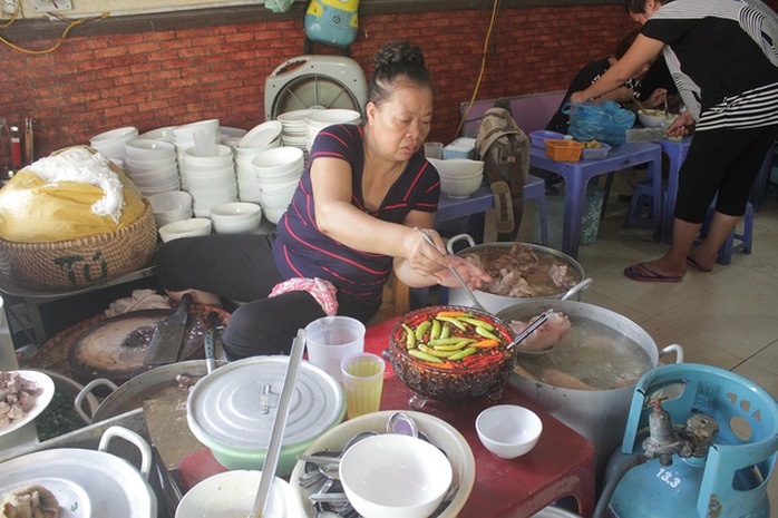 Bà Hán Thị Kim Thảo - chủ quán bún cho biết, lượng khách đến quán của bà tăng gấp 2 - 3 lần sau khi được giới thiệu trên kênh CNN của Mỹ